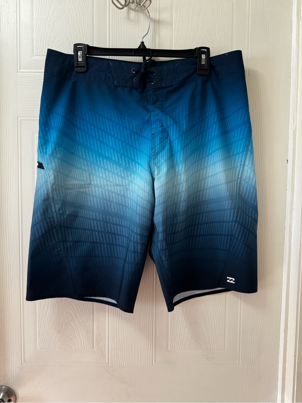 Billabong Men's Teal to Navy Gradient Boardshorts